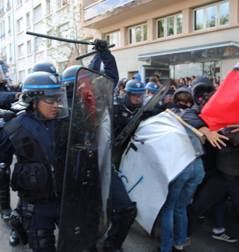 Protestolarda polis ile göstericiler arasında arbede